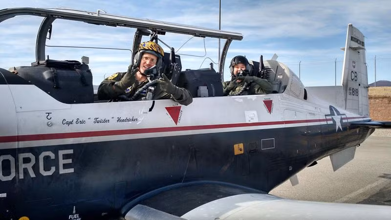 T-6A Texan II là loại máy bay 2 chỗ ngồi, 1 động cơ cánh quạt, dài 10,16 m, sải cánh 10,19 m, tốc độ tối đa 500 km/giờ, trần bay tối đa 9.440 m, tầm bay 1.660 km. Giá mỗi chiếc khoảng 4,3 triệu USD.