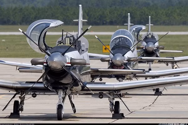 Mỹ đang nghiên cứu chuyển giao cho Việt Nam máy bay huấn luyện và một số trang bị khác phù hợp với khả năng và nhu cầu của hai bên. Như vậy sắp tới Không quân Việt Nam sẽ có thêm chủng loại máy bay huấn luyện T-6 phục vụ việc đào tạo phi công. Nguồn ảnh: TH.