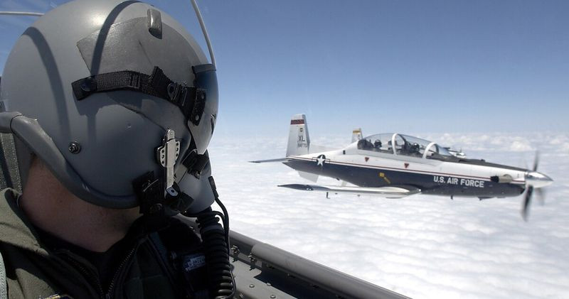 Loại máy bay huấn luyện được gọi thầu là loại được trang bị động cơ tuabin cánh quạt, được cơ quan quản lý hàng không liên bang Mỹ (FAA) chứng nhận, có trang bị buồng lái điều áp, hệ thống cung cấp ô xy trên khoang lái, mũ phi công có hiển thị thông tin, thiết bị điện tử hiện đại.