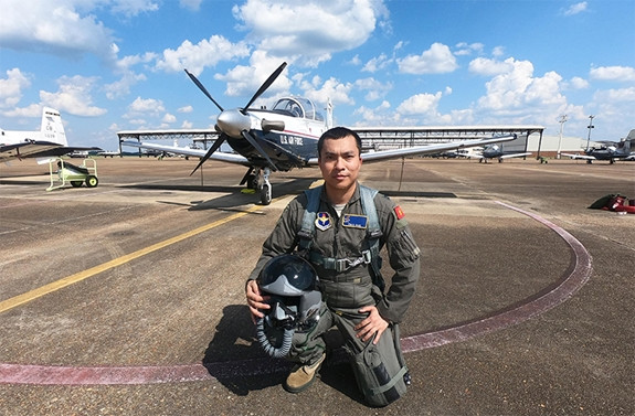 Việc phi công Việt Nam tham dự các khóa đào tạo như trên, xuất phát từ việc hợp tác quốc phòng giữa hai nước. Các phi công Việt Nam được đào tạo bằng loại máy bay T-6A Texan II, đây là máy bay hiện đại nhất mà quân đội Mỹ sử dụng trong huấn luyện bay.