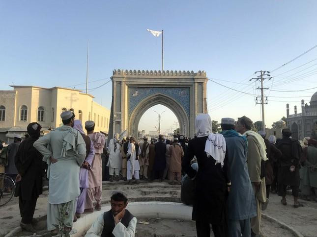 Theo các thông tin mới nhất, các chiến binh Taliban ở Afghanistan đã giành quyền kiểm soát gần như toàn bộ đất nước trong vài ngày và tiến vào thủ đô Kabul. Nhiều người đã trông thấy binh lính Taliban phất cờ của họ trên dinh tổng thống ở Kabul, Al Jazeera đưa tin.