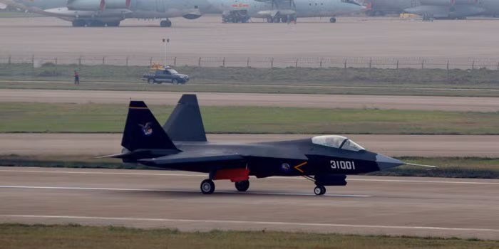 Thị trường máy bay chiến đấu của Trung Quốc dường như chỉ giới hạn ở một vài quốc gia. Kể từ những năm 1990, thị trường cốt lõi của máy bay chiến đấu Trung Quốc, chỉ giới hạn ở các nước như Pakistan, Bangladesh, Myanmar, Triều Tiên và một số nước châu Phi.