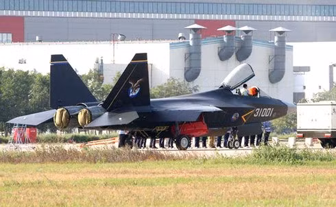 Mặc dù J-31 có sẵn để xuất khẩu, nhưng có vẻ như chiếc máy bay này vẫn chưa thể tìm được khách hàng tiềm năng. Nhiều chuyên gia cho rằng, lý do chính của việc này có thể là do quan hệ “không thân ái” của Trung Quốc với các nước lớn.