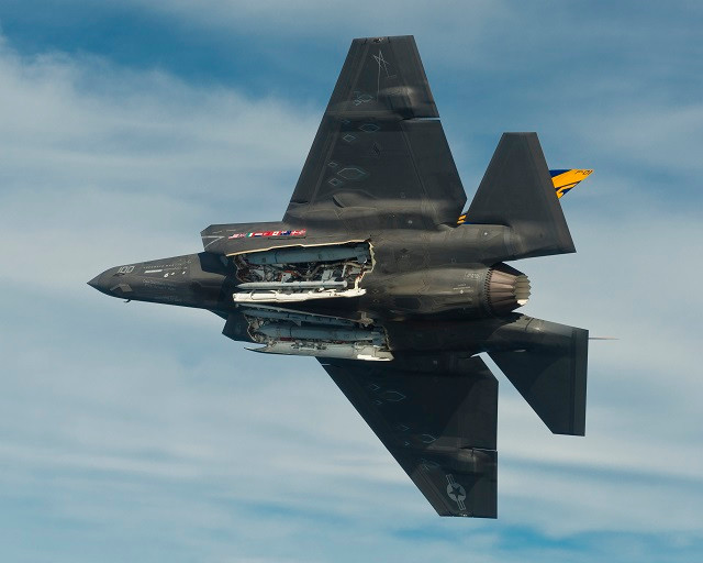 Có quan điểm cho rằng, hình dạng tàng hình của F-35 không đủ để ngăn nó bị S-400 phát hiện. Do đó, trong các hoạt động tác chiến, có ít nhất một chục chiếc F-35 được trang bị SDB và bom mồi nhử cùng với sự hỗ trợ của máy bay chiến đấu điện tử E / A-18G mang theo thiết bị gây nhiễu và tên lửa chống bức xạ. 