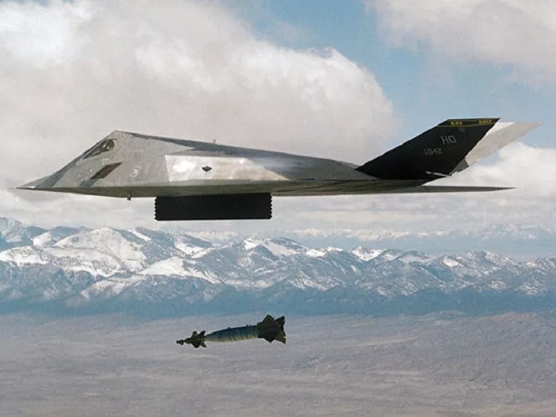 Lockheed là công ty đã phát triển máy bay chiến đấu tàng hình F-117 và Northrop là công ty phát triển máy bay ném bom tàng hình B-2. Điều thú vị là mặc dù F-117 được gọi là máy bay chiến đấu, nhưng nó thực sự là một máy bay cường kích. F-117 không được sử dụng để không chiến, chỉ để ném bom.