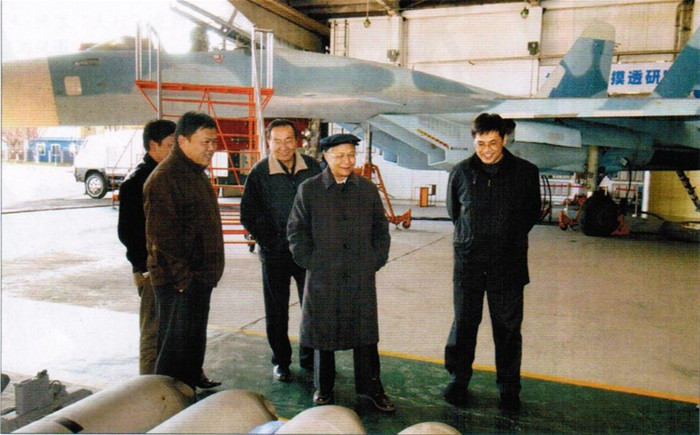 Có tàu sân bay, nhưng Trung Quốc chưa có tiêm kích hạm; lúc này Trung Quốc chỉ có thể "trông chờ" vào tiêm kích Su-33K và MiG-29K của Nga; nhưng Nga chỉ xuất khẩu chứ không chuyển giao công nghệ. Nhưng vận may đã đến với Trung Quốc, khi Trung Quốc và Ukraine đã đạt được thỏa thuận về việc bán một nguyên mẫu T-10K của Su-33 và một số tài liệu liên quan.