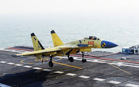 Vào mùa hè năm 2010, tiêm kích hạm J-15 do Trung Quốc chế tạo đã thực hiện chuyến bay đầu tiên. Và bản sao của tiêm kích hạm Su-33 mang tên J-15 cũng "có công" giúp đỡ không nhỏ của Ukraine.