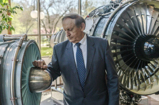 Nền công nghiệp quốc phòng của Ukraine, được kế thừa từ thời Liên Xô. Sau khi Chiến tranh Lạnh kết thúc, Ukraine từng trở thành nước xuất khẩu thiết bị lớn trên thế giới trong lĩnh vực công nghiệp quân sự, và Trung Quốc đã có quan hệ hợp tác sâu rộng với Ukraine.