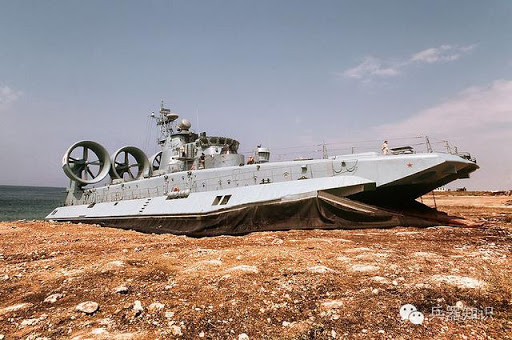 Năm 2009, Ukraine cũng đã ký hợp đồng với Bộ Quốc phòng Trung Quốc, để bán hai tàu đổ bộ đệm khí Bison. Theo thỏa thuận, nhà máy đóng tàu Biển Đen của Ukraine ở Crimea (lúc đó thuộc về Ukraine), chịu trách nhiệm đóng tàu đổ bộ và cung cấp cho Trung Quốc toàn bộ thông tin kỹ thuật về tàu để Trung Quốc có thể tự sản xuất trong tương lai.