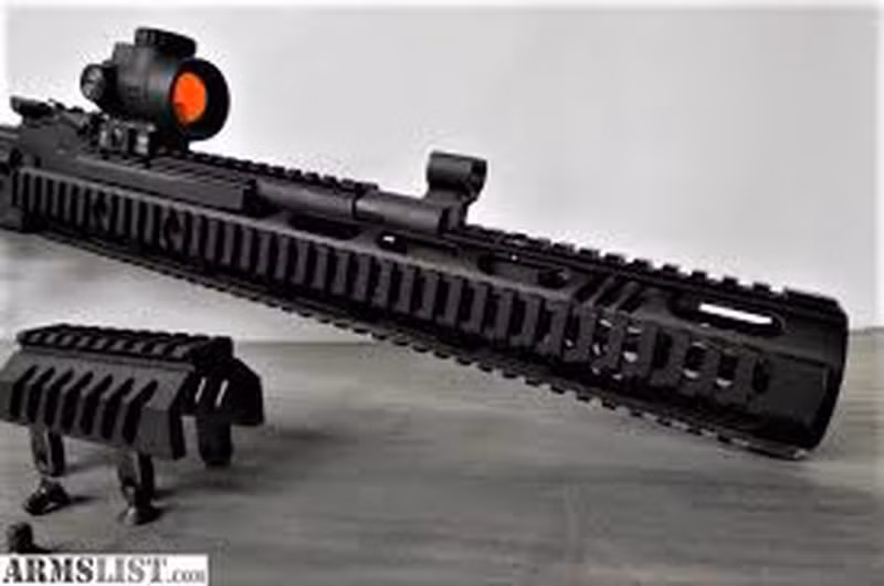 Hàng ray Picatinny phía trên, bố trí dọc theo thân súng, gồm 40 rãnh, để lắp kính ngắm quang học, thiết bị đo xa laser hoặc kính ngắm điểm đỏ.