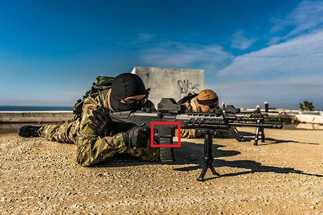 Khẩu Alfa có 2 thể dùng chung hộp tiếp đạn với khẩu AK-47 (phiên bản sử dụng đạn 7,62x39 mm), nhưng cửa nhận hộp tiếp đạn của Alfa có miệng sâu hơn, để cải thiện độ bám. Hai bên hộp tiếp đạn, có sẻ rãnh để quan sát lượng đạn bên trong.