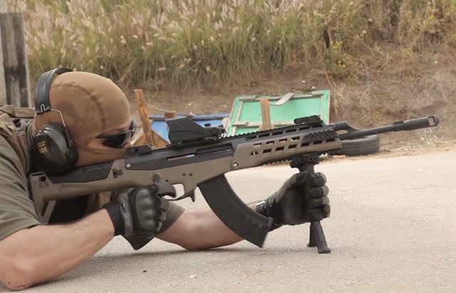 Nền tảng thiết kế của khẩu súng trường tấn công AK-47 Alpha vẫn dựa trên thiết kế cơ bản của khẩu AK-47 trứ danh. Alfa vẫn sử dụng phương pháp lên đạn bằng trích khí thuốc qua thành nòng súng và hành trình pít-tông dài, cho súng khả năng hoạt động tin cậy.