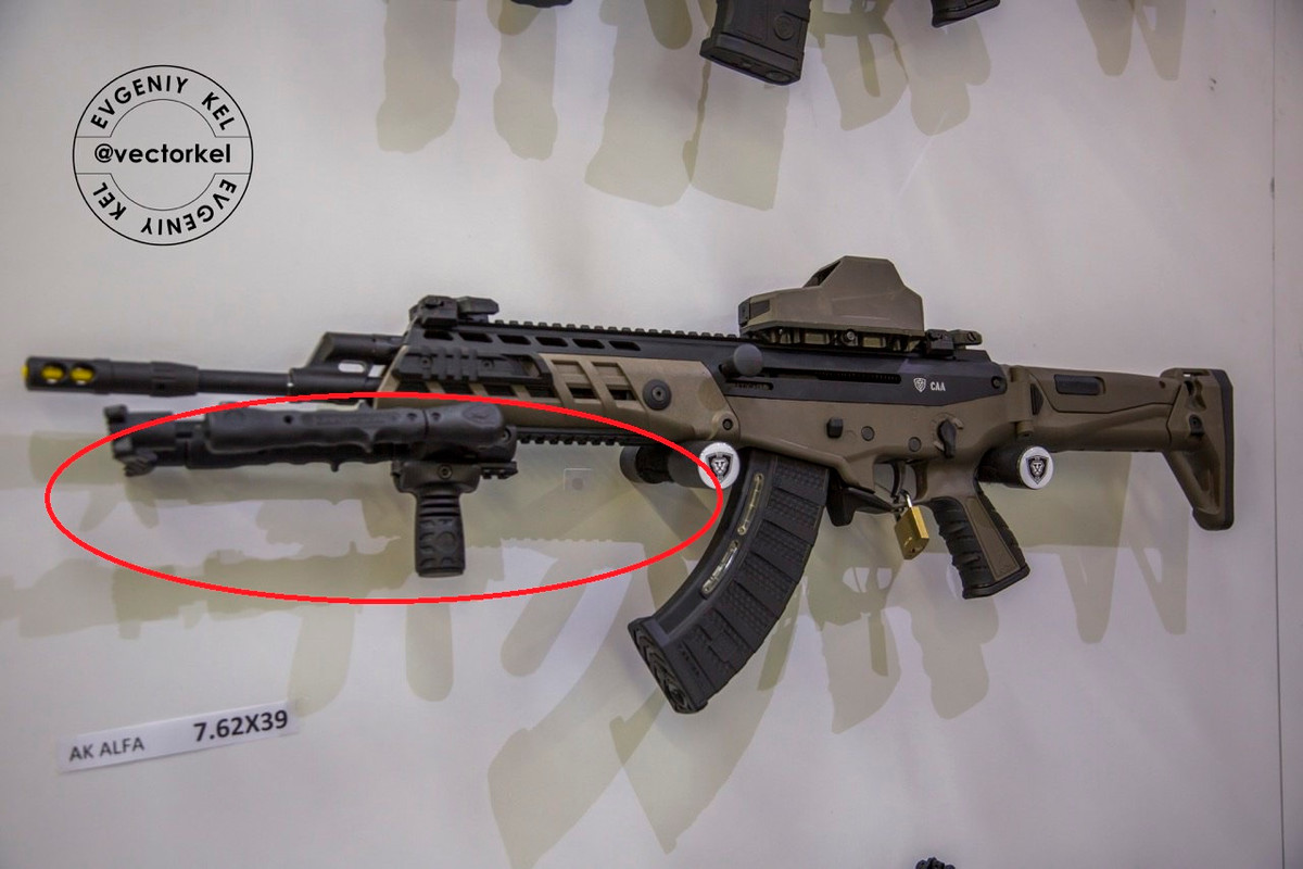 Với việc bố trí ray Picatinny phía dưới, người dùng có thể lắp tay cầm phụ, chân súng, đèn pin chiến thuật, ống phóng lựu hoặc bất kỳ vật gì có thể cài vào ray Picatinny.