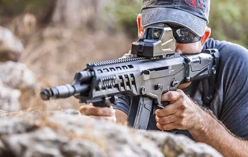 Một cải tiến quan trọng trên khẩu Alfa đó là tay kéo khóa nòng có thể bố trí bên phải hoặc trái tùy theo người thuận tay nào (thời gian thay đổi chỉ mất một phút); lẫy điều chỉnh chế độ bắn như thiết kế của khẩu M-16 (cũng bố trí cả hai bên), người bắn có thể dễ dàng dùng ngón tay cái điều chỉnh, mà tay không cần rời nắm tay cầm như của AK-47.