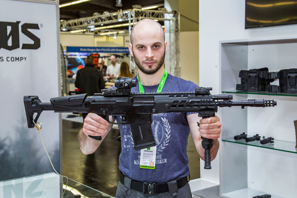 Thiết kế tiếp theo không thể thiếu đối với một mẫu súng trường tiến công hiện đại, đó là ray Picatinny để gắn kính ngắm và các phụ kiện khác; Alfa được bố trí hai hàng ray Picatinny cả mặt phía trên và dưới súng, rất tiện khi sử dụng.