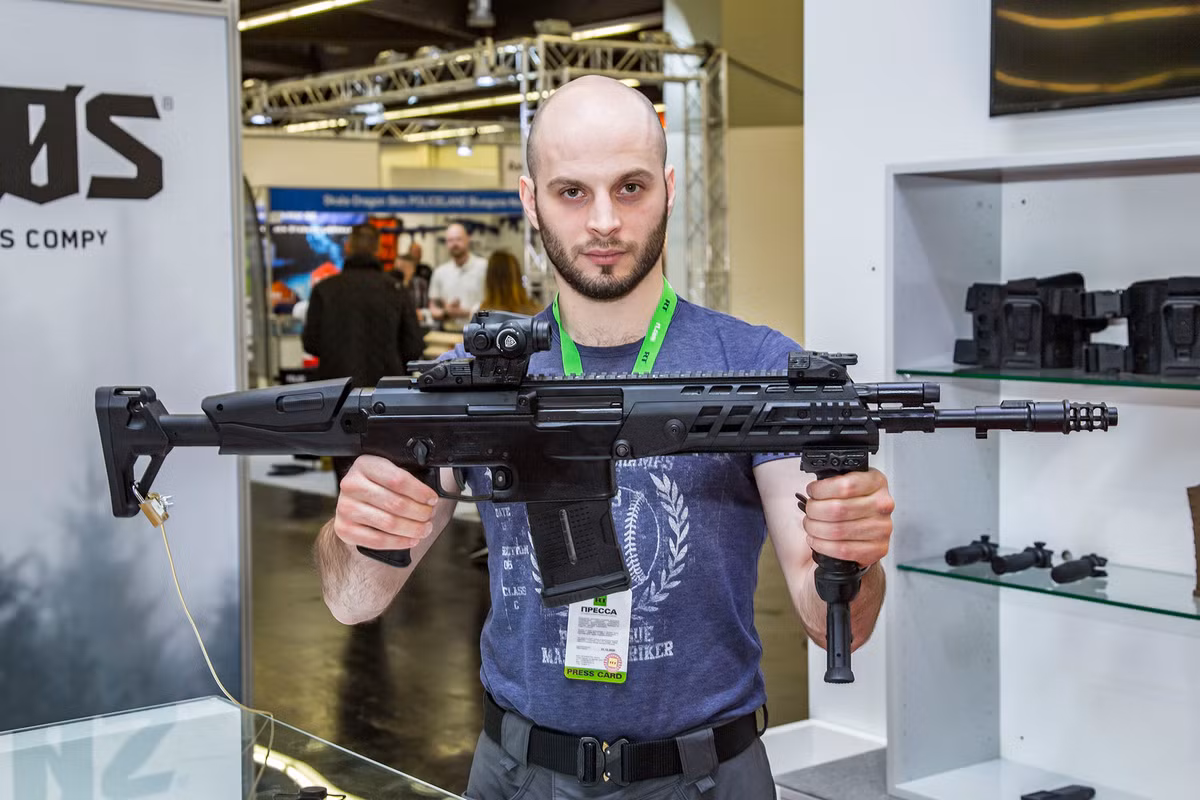 Thiết kế tiếp theo không thể thiếu đối với một mẫu súng trường tiến công hiện đại, đó là ray Picatinny để gắn kính ngắm và các phụ kiện khác; Alfa được bố trí hai hàng ray Picatinny cả mặt phía trên và dưới súng, rất tiện khi sử dụng.