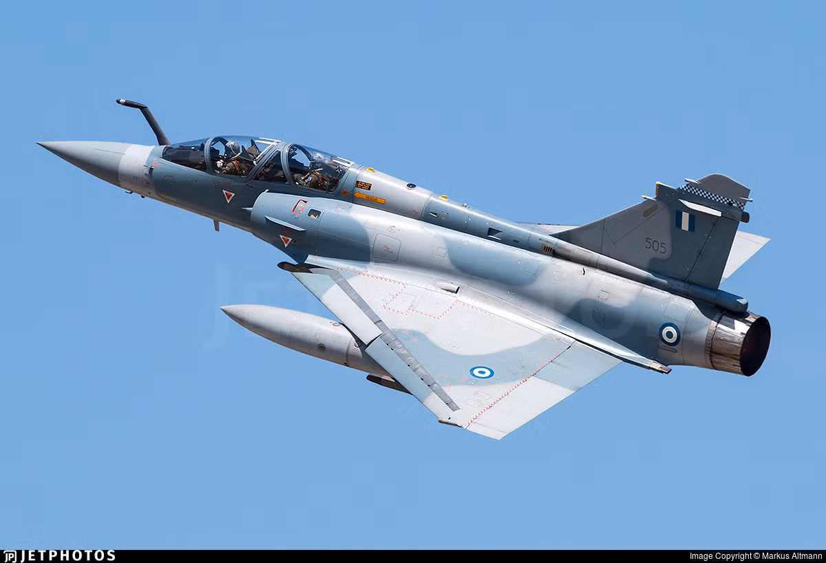 Hiện nay Không quân Hy Lạp đang sở hữu một số máy bay chiến đấu Mirage-2000, cũng được mua từ Pháp và có nhiều điểm giống với chiến đấu cơ Rafale (hai loại máy bay này đều do một nhà sản xuất); tuy nhiên số Mirage-2000 cần được nâng cấp, cải thiện hiệu suất kỹ thuật, để Rafale có thể phát huy tối đa hiệu quả. Ảnh: Máy bay chiến đấu Mirage-2000 của Không quân Hy Lạp.
