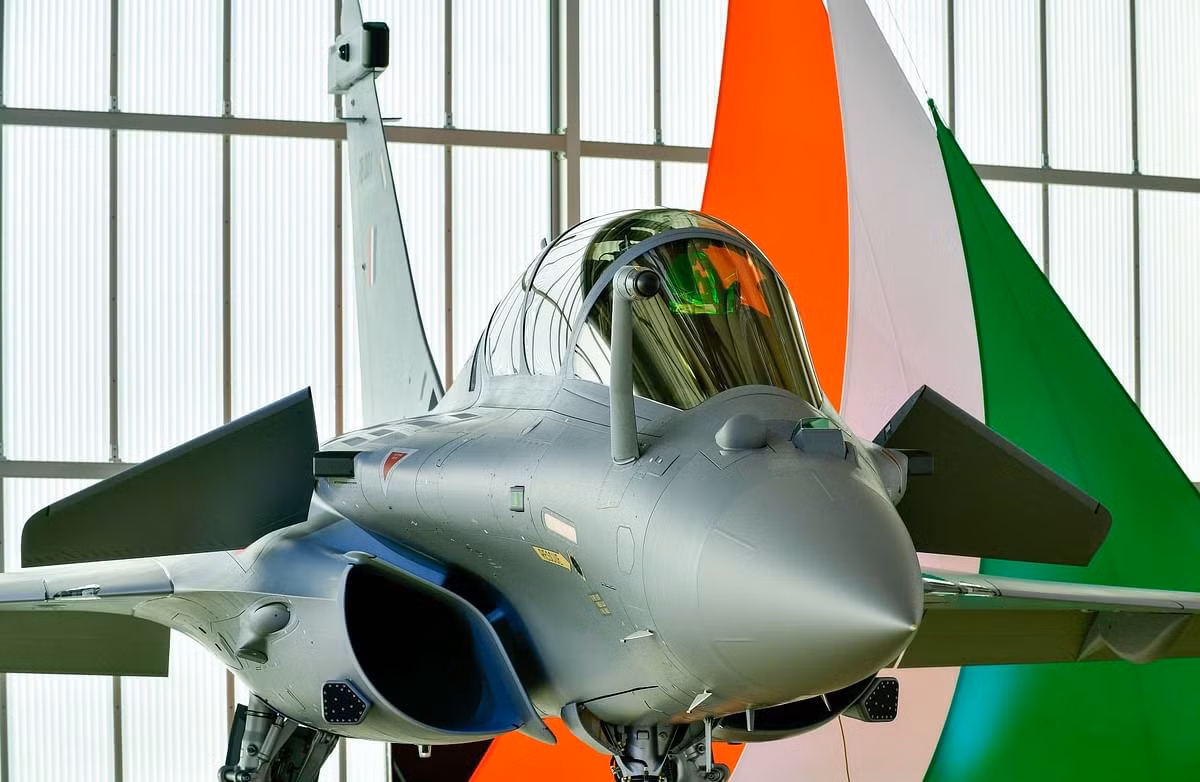 Còn Ấn Độ, một đối tác mua chiến đấu cơ Rafale của Pháp thực sự nuối tiếc và có phần "ghen tỵ" với Hy Lạp, vì Không quân Ấn Độ đang phải mua những chiếc Rafale với giá trên trời, đến 241 triệu USD/chiếc; mặc dù máy bay của Ấn Độ là máy bay mới, nhưng tính năng chưa bằng máy bay cũ của Hy Lạp. Đây cũng là điều khiến dư luận Ấn Độ chỉ trích mua sắm quốc phòng của lãnh đạo nước này trong thời gian vừa qua. 