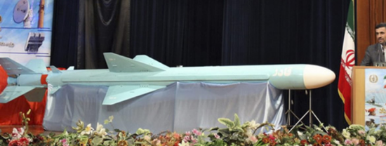 Do cảm thấy chưa hài lòng với các tên lửa C-802/NOOR có tầm bắn mới chỉ đạt 120km, Iran đã phát triển phiên bản cải tiến của NOOR với việc kéo dài chiều dài tên lửa, mang theo nhiều nhiên liệu hơn đồng thời thu nhỏ đầu đạn. Loại tên lửa mới này có tên là Qader và được cho là tầm bắn lên tới 200km. Ảnh: Tên lửa Qader của Iran. 