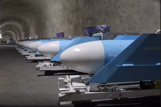 Động thái này xảy ra trong bối cảnh vừa tròn một năm Mỹ thực hiện vụ ám sát trung tướng Iran - Soleimani, chỉ huy lực lượng Quds của Vệ binh Cách mạng Iran. Cùng với đó là những lời đe dọa trả đũa quyết liệt đối với Mỹ từ giới chính trị gia Iran, Mỹ thời gian gần đây đang rục rịch tăng quân đến Trung Đông Ảnh: Số lượng lớn tên lửa C-802/NOOR do Iran chế tạo.