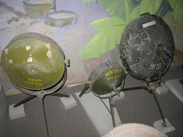 Trong kháng chiến chống Mỹ, cứu nước, các công binh xưởng ở Miền Nam cũng đã chế tạo được các loại mìn ĐH (định hướng), có nguyên tắc hoạt động giống mìn Claymore để phá hàng rào, lập chốt phòng ngự rất hiệu quả. Nguồn ảnh: Pinterest.