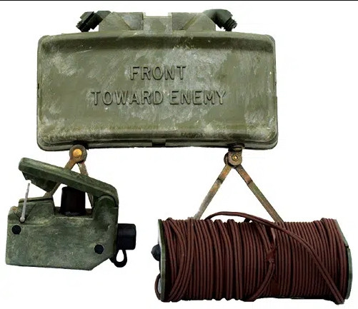 Tên loại mìn mới được đặt theo tên một thanh kiếm của Scotland thời trung cổ là M18 Claymore và được công nhận là loại mìn định hướng đầu tiên trên thế giới. 