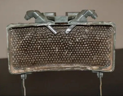 Tuy nhỏ, nhưng M18 có sức sát thương rất lớn, vì nó chứa 700 viên bi thép (đường kính một viên bi là 3,5mm) và 680 gam chất nổ C-4. Mìn được kích nổ bằng hai kíp điện; sau này mìn đã được nâng cấp, để có thể kích nổ bằng điện hoặc không không dùng kíp điện. 