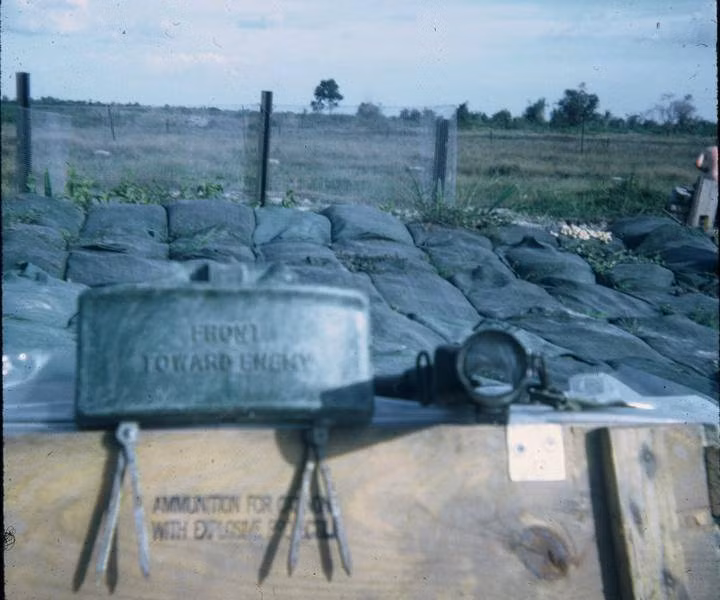 Do đó, để đảm bảo an toàn cho binh lính, khi bố trí trên thực địa, mìn Claymore thường được bố trí phía trước các ụ đất, hoặc phía trước các chướng ngại vật khác. Ngoài ra, khi bố trí mìn Claymore ở các trận địa phòng ngự, Quân đội Mỹ yêu cầu binh lính của họ phải được ẩn nấp trong công sự, hoặc hào che chắn.