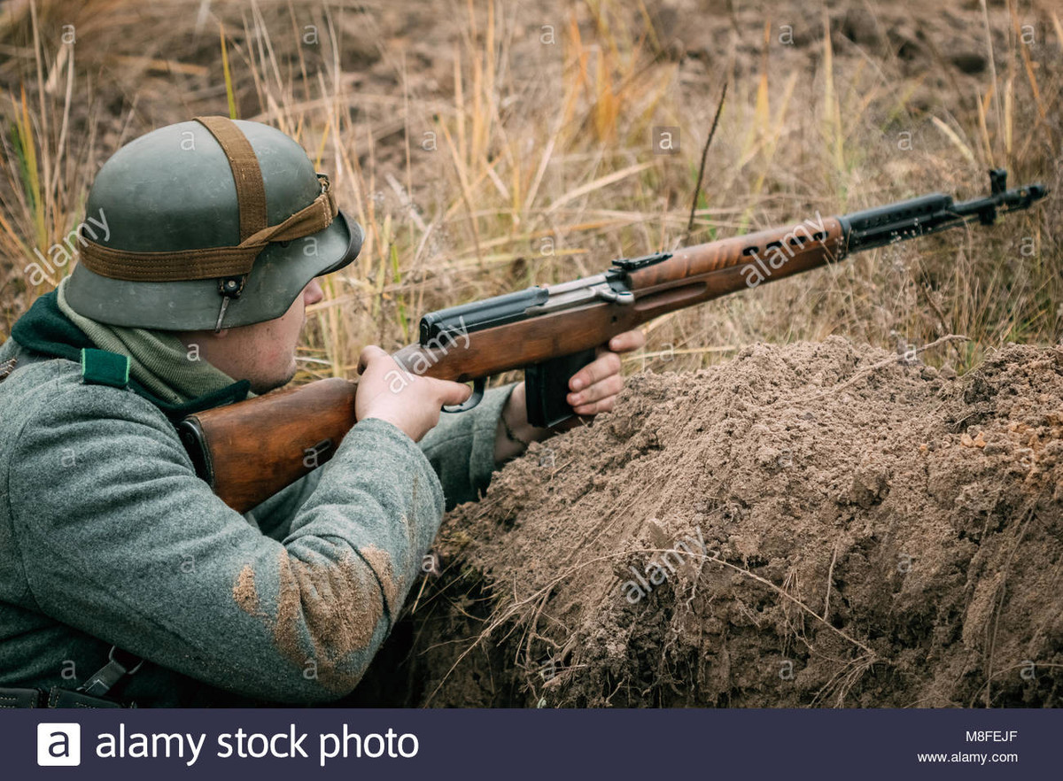 Súng trường Mauser 98 của Đức, cỡ đạn7,92x57mm, chiều dài 1250mm; trọng lượng từ 3,92-4,09kg, ổ đạn 5 viên. Mauser 98 là súng trường tiêu chuẩn của quân đội Đức trong CTTG 1 và 2. Mauser 98 được các đơn vị chủ lực QĐNDVN tịch thu, hoặc nhờ mua và sau năm 1950 được Trung Quốc viện trợ.