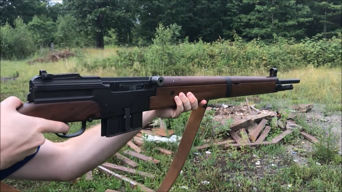 Súng trường MAS-44 của Pháp, cỡ đạn 7,5x54mm, sử dụng hộp tiếp đạn 5 viên. Súng trường bán tự động MAS-44 được thiết kế và phát triển từ 1940-1944, ngay trong thời gian bị Đức chiếm đóng. Năm 1946, quân đội Pháp ở Việt Nam, trang bị 1000 khẩu MAS-44 cho biệt kích của hải quân. Nhiều khẩu rất nhanh chóng đã rơi vào tay QĐNDVN và được sử dụng lại.