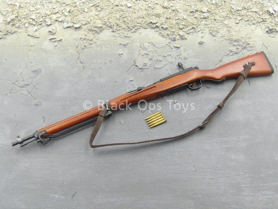 Súng trường Arisaka Kiểu 38/Kiểu 99 Nhật, cỡ đạn 6,5x50mm/7,7x58mm; chiều dài 966-1275mm, trọng lượng từ 3,3-4,12kg, ổ đạn 5 viên. Arisaka Kiểu là một trong những súng trường chính của quân đội Nhật trong CTTG 2. Phiên bản dùng đạn 7,7x58mm Kiểu 99 được thay thế cho Kiểu 38. Sau 1945, QĐNDVN thu được số lượng lớn Arisaka từ các đơn vị Nhật đồn trú ở Đông Dương và sử dụng lại trong chiến đấu.