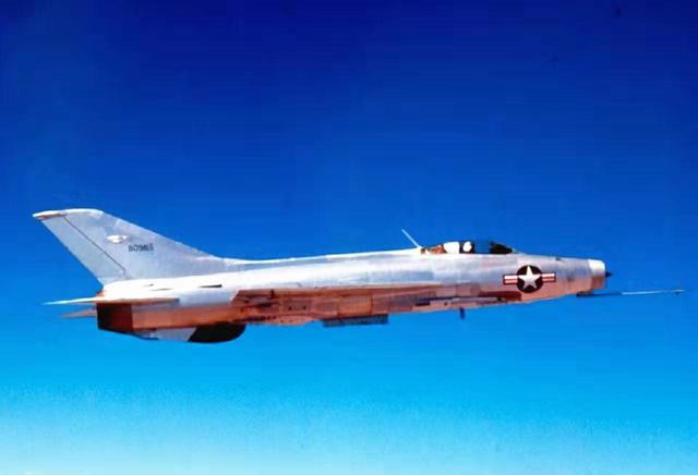 Cũng phải nói thêm rằng, vào thời điểm đó, Mỹ đang thành lập những phi đội đóng giả làm “kẻ thù”, để không quân Mỹ luyện tập cho sát tình huống. Do vậy Mỹ cần một lô tiêm kích J-7, để nâng cao trình độ tác chiến kỹ, chiến thuật tổng thể của Không quân Mỹ. Về bản chất, J-7 của Trung Quốc thực chất được sao chép và nâng cấp trên cơ sở MiG-21 của Liên Xô.