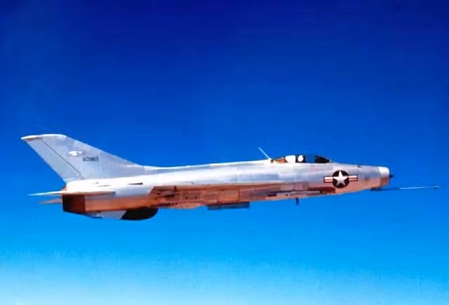 Cũng phải nói thêm rằng, vào thời điểm đó, Mỹ đang thành lập những phi đội đóng giả làm “kẻ thù”, để không quân Mỹ luyện tập cho sát tình huống. Do vậy Mỹ cần một lô tiêm kích J-7, để nâng cao trình độ tác chiến kỹ, chiến thuật tổng thể của Không quân Mỹ. Về bản chất, J-7 của Trung Quốc thực chất được sao chép và nâng cấp trên cơ sở MiG-21 của Liên Xô.