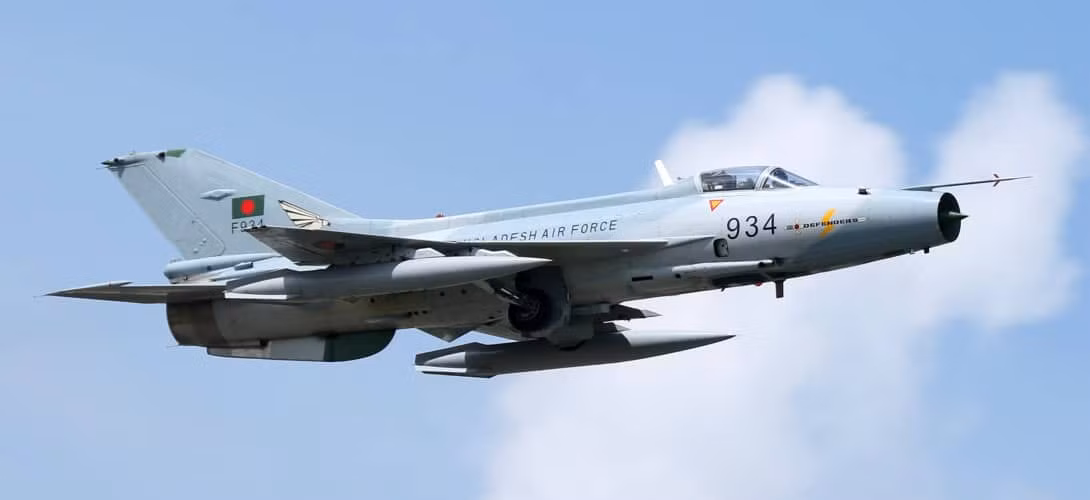 Trong mối quan hệ “nồng ấm, thắm tình hữu nghị như vậy”, ngoài kinh tế, hai bên cũng tích cực mở rộng hợp tác quân sự. Vào thời điểm đó, các nước phương Tây đứng đầu là Mỹ, đã xuất khẩu một số công nghệ quân sự tiên tiến sang Trung Quốc, giúp Trung Quốc xây dựng nền CNQP sau này. 