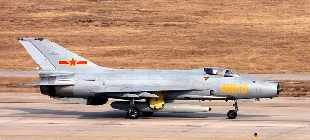 Vào thời điểm đó, Trung Quốc có một khoảng cách rất lớn về quân sự tổng thể so với Mỹ, và thiết bị quân sự của hai nước cũng không cùng trình độ. Vậy tại sao Mỹ lại mua từ Trung Quốc một lô máy bay chiến đấu, mà công nghệ đã bị tụt hậu so với Mỹ rất nhiều? 