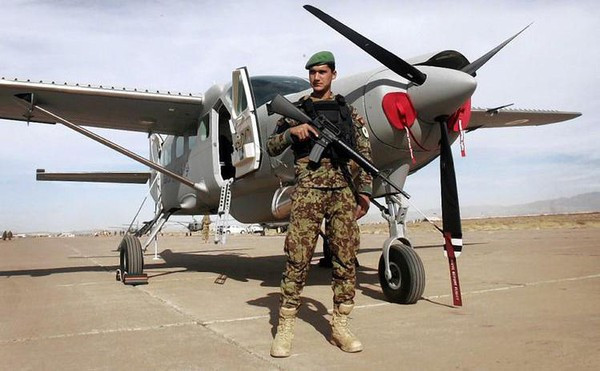 Mặc dù chính quyền Biden lo ngại rằng Taliban sẽ chuyển giao vũ khí quân sự mà họ chiếm được của Mỹ cho Trung Quốc và Nga; nhưng các chuyên gia Mỹ cho rằng Trung Quốc và Nga có thể không quan tâm, vì không có máy bay hoặc trực thăng nào của Không quân Afghanistan, có công nghệ “nhạy cảm”. Nguồn ảnh: Pinterest.