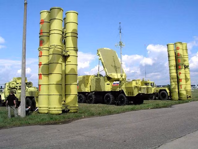 S-300PT đại diện cho một hệ thống phòng không rất khác, so với các hệ thống S-300 được Nga phát triển sau khi Liên Xô sụp đổ, như S-300PMU-2; những hệ thống mới có khả năng phòng thủ điểm tầm ngắn và tấn công hàng chục mục tiêu, đồng thời tên lửa có tốc độ siêu âm và ở tầm bắn cực xa, gần gấp ba lần so với hệ thống S-300PT.