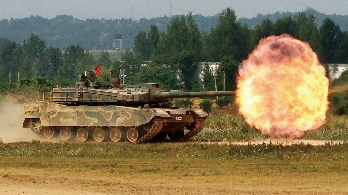 Ngoài ra nhờ hệ thống treo đặc biệt, xe tăng chủ lực K2 có thể nghiêng về phía trước và phía sau; thiết kế này giúp pháo chính của xe tăng có khả năng nâng hạ góc tầm tốt hơn ở các vị trí.