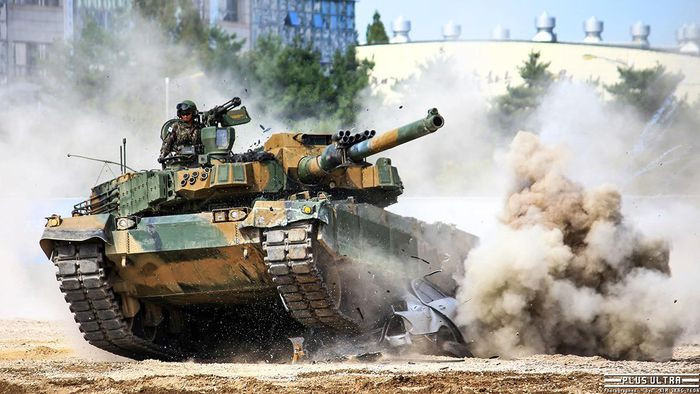 Mặc dù đắt tiền, K2 Black Panther vẫn có công nghệ phức tạp và độc đáo. Hệ thống treo và khả năng lội nước của nó là tối ưu cho điều kiện đồi núi và đầm lầy của Hàn Quốc; kết hợp với các loại đạn tấn công hàng đầu, K2 sẽ là một xe tăng nguy hiểm trên chiến trường. Nguồn ảnh : Pinterest.