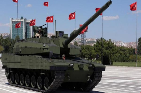 K2 Black Panther có một số thành công xuất khẩu đáng chú ý , tìm được khách hàng ở cả ở Thổ Nhĩ Kỳ và Ba Lan. Năm 2008, K2 được bán cho Thổ Nhĩ Kỳ, người Thổ muốn kết hợp một số công nghệ của Hàn Quốc vào xe tăng sản xuất trong nước của họ là chiếc Altay, đặc biệt là khung gầm và hệ thống treo của K2.