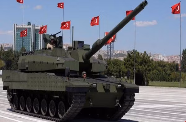 K2 Black Panther có một số thành công xuất khẩu đáng chú ý , tìm được khách hàng ở cả ở Thổ Nhĩ Kỳ và Ba Lan. Năm 2008, K2 được bán cho Thổ Nhĩ Kỳ, người Thổ muốn kết hợp một số công nghệ của Hàn Quốc vào xe tăng sản xuất trong nước của họ là chiếc Altay, đặc biệt là khung gầm và hệ thống treo của K2.