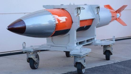 Thiết kế đầu tiên của oanh tạc cơ F-117A là để ném bom hạt nhân B57 và B61, nên buồng lái của nó trang bị bảng điều khiển và giám sát, dùng để ném bom hạt nhân (AMAC).