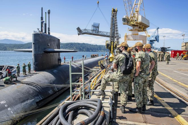 Mặt khác, tàu ngầm hạt nhân tấn công lớp Virginia, lớp Seawolf và lớp Los Angeles, có thể thực hiện các nhiệm vụ bao gồm, tấn công và tiêu diệt tàu đối phương, tấn công mặt đất và hộ tống cho các nhóm tác chiến tàu sân bay, cũng như các nhiệm vụ giám sát và trinh sát.