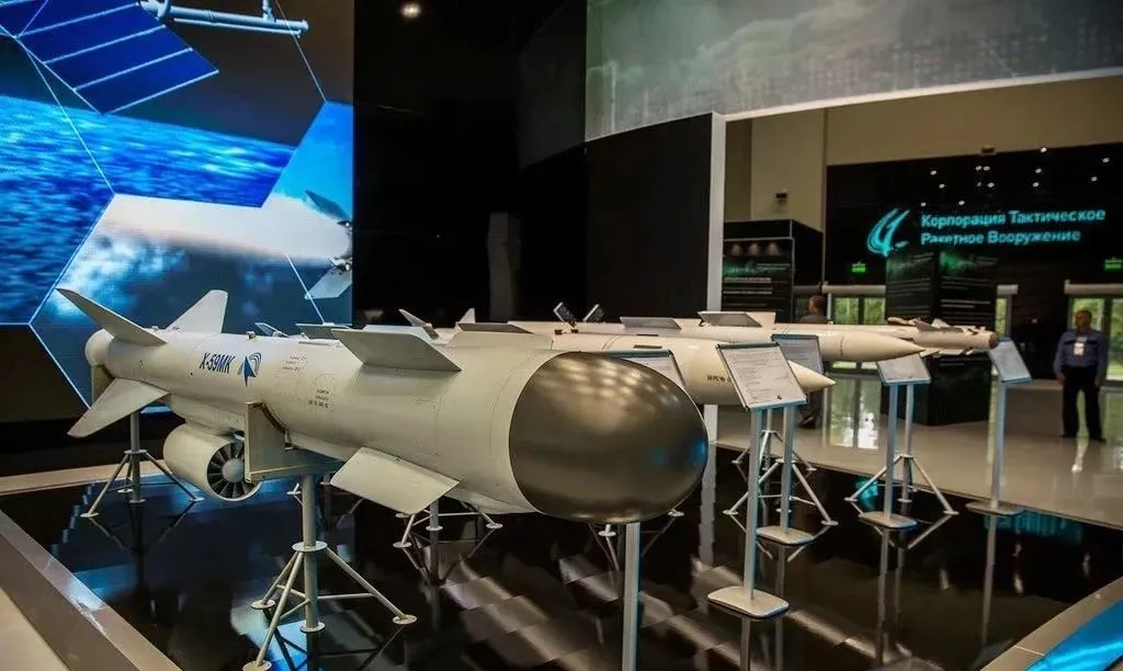 Do tên lửa Kh-59MKM được trang bị đầu đạn lớn, do vậy không còn chỗ để lắp thiết bị tìm kiếm nữa, mà chủ yếu dựa vào hệ thống dẫn đường tự động SNAU-59MK-02, dẫn tên lửa bay đến mục tiêu; do đó độ chính xác tên lửa giảm từ 3-5 lần, độ lệch mục tiêu đến 10 mét.