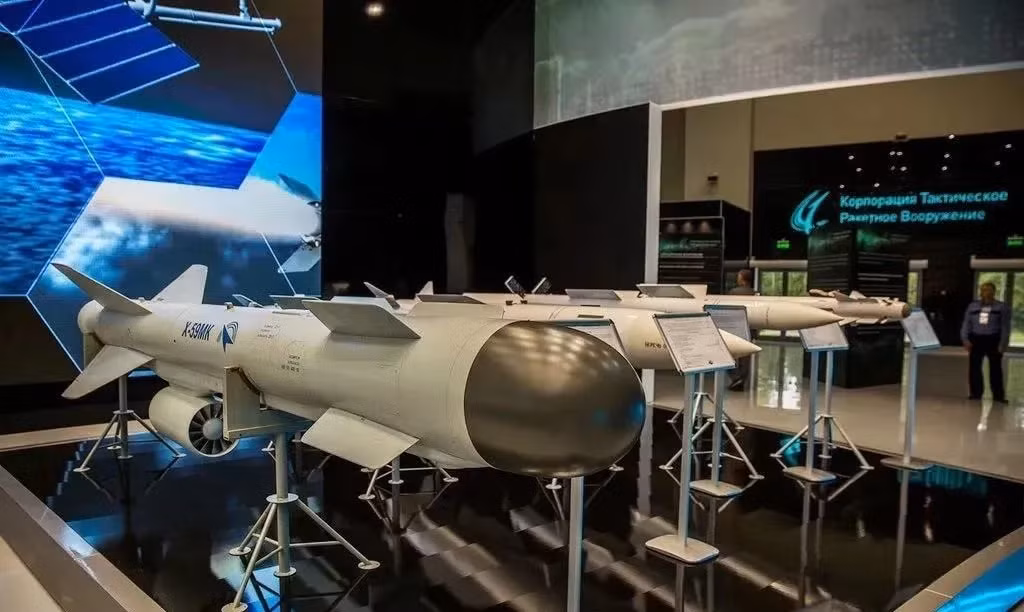 Do tên lửa Kh-59MKM được trang bị đầu đạn lớn, do vậy không còn chỗ để lắp thiết bị tìm kiếm nữa, mà chủ yếu dựa vào hệ thống dẫn đường tự động SNAU-59MK-02, dẫn tên lửa bay đến mục tiêu; do đó độ chính xác tên lửa giảm từ 3-5 lần, độ lệch mục tiêu đến 10 mét.