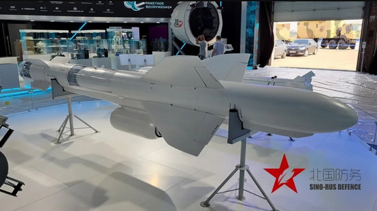 Theo thông tin tại Triển lãm, ngoài việc độ chính xác không thể tránh khỏi do thiếu phương tiện tìm kiếm, kích thước của tên lửa Kh-59MKM không thay đổi so với các mẫu tên lửa trước đó, và sự thay đổi về trọng lượng phóng cũng có thể bỏ qua.