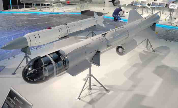 Tuy nhiên, một số mục tiêu được bảo vệ tốt (như các hầm ngầm, con đập), tên lửa không thể xuyên vào mục tiêu nhờ động năng của tên lửa; như vậy hiệu quả tấn công sẽ rất thấp (ví dụ hầm ngầm có lớp vỏ dày, nằm sâu dưới lòng đất, tên lửa gây nổ phía ngoài sẽ ít tác dụng). Trong trường hợp này, khả năng xuyên phá hỗn hợp của đầu đạn sẽ phát huy hiệu quả cao hơn.