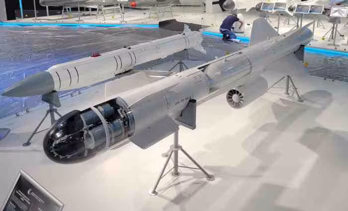 Tuy nhiên, một số mục tiêu được bảo vệ tốt (như các hầm ngầm, con đập), tên lửa không thể xuyên vào mục tiêu nhờ động năng của tên lửa; như vậy hiệu quả tấn công sẽ rất thấp (ví dụ hầm ngầm có lớp vỏ dày, nằm sâu dưới lòng đất, tên lửa gây nổ phía ngoài sẽ ít tác dụng). Trong trường hợp này, khả năng xuyên phá hỗn hợp của đầu đạn sẽ phát huy hiệu quả cao hơn.