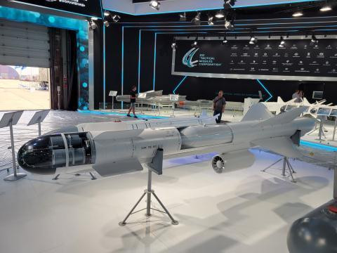 Do vậy khi quan sát tên lửa Kh-59MKM, mặc dù 4 đầu đạn nhỏ ở đầu phía trước của Kh-59MKM, dường như không nhỏ hơn nhiều so với đầu đạn xuyên chính phía sau, nhưng nó chỉ có trọng lượng bằng 1/8 trọng lượng đầu nổ chính; vì 4 đầu đạn này là 4 đầu đạn nổ lõm, áp dụng theo nguyên lý nổ hình phễu ngược.