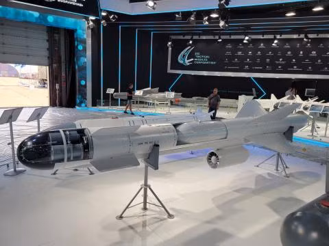 Do vậy khi quan sát tên lửa Kh-59MKM, mặc dù 4 đầu đạn nhỏ ở đầu phía trước của Kh-59MKM, dường như không nhỏ hơn nhiều so với đầu đạn xuyên chính phía sau, nhưng nó chỉ có trọng lượng bằng 1/8 trọng lượng đầu nổ chính; vì 4 đầu đạn này là 4 đầu đạn nổ lõm, áp dụng theo nguyên lý nổ hình phễu ngược.